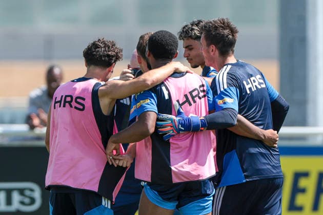 04.08.2026, Fussball, Training des FC Schalke 04. Spieler des S04 jubeln im Training. Gelsenkirchen Trainingsgelände FC Schalke 04 NRW Deutschland xRHR-FOTO YYx Copyright: RHR-FOTOx RHR-FOTO YY