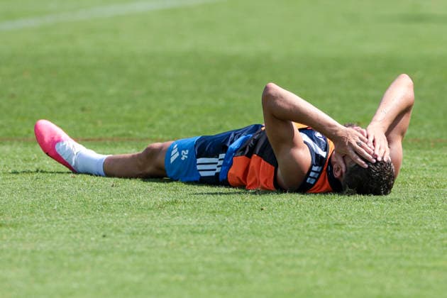 04.08.2026, Fussball, Training des FC Schalke 04. Adil Aouchiche (FC Schalke 04) liegt auf dem Rasen und ärgert sich. Gelsenkirchen Trainingsgelände FC Schalke 04 NRW Deutschland xRHR-FOTO YYx Copyright: RHR-FOTOx RHR-FOTO YY