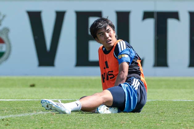 04.08.2026, Fussball, Training des FC Schalke 04. Satoshi Tanaka (FC Schalke 04) sitzt erschöpft auf dem Rasen. Gelsenkirchen Trainingsgelände FC Schalke 04 NRW Deutschland xRHR-FOTO YYx Copyright: RHR-FOTOx RHR-FOTO YY