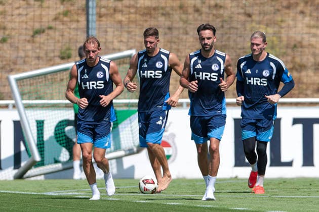 04.08.2026, Fussball, Training des FC Schalke 04. v. l. Timo Becker (FC Schalke 04), Janik Bachmann (FC Schalke 04), Kenan Karaman (FC Schalke 04), Torwart Loris Karius (FC Schalke 04). Gelsenkirchen Trainingsgelände FC Schalke 04 NRW Deutschland xRHR-FOTO YYx Copyright: RHR-FOTOx RHR-FOTO YY