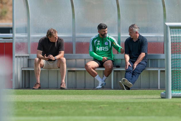 04.08.2026, Fussball, Training des FC Schalke 04. v. l. Direktor Profifussball Youri Mulder (FC Schalke 04), Trainer Miron Muslic (FC Schalke 04), Sportvorstand Frank Baumann (FC Schalke 04) unterhalten sich. Gelsenkirchen Trainingsgelände FC Schalke 04 NRW Deutschland xRHR-FOTO YYx Copyright: RHR-FOTOx RHR-FOTO YY
