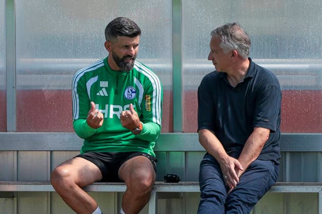 04.08.2026, Fussball, Training des FC Schalke 04. v. l. Trainer Miron Muslic (FC Schalke 04), Sportvorstand Frank Baumann (FC Schalke 04) unterhalten sich. Gelsenkirchen Trainingsgelände FC Schalke 04 NRW Deutschland xRHR-FOTO YYx Copyright: RHR-FOTOx RHR-FOTO YY