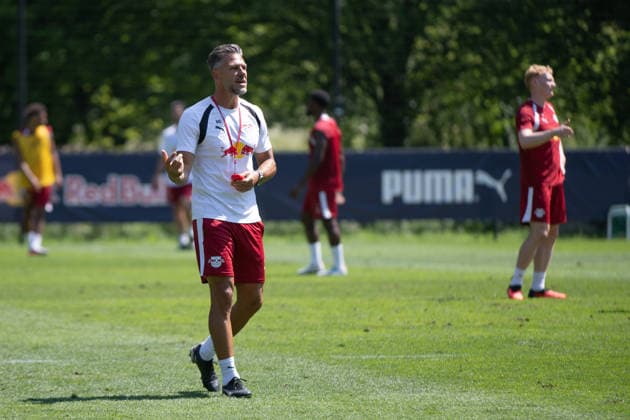 Martin Demichelis (RB Leipzig, Trainer) erklaert die Uebung, RB Leipzig, Fussball, Trainingslager Austria, Saison Vorbereitung, Saison 2026 2027, GER, 04.08.2026, Eibner-Pressefoto Andreas Ulmer RB Leipzig, Fussball, Trainingslager Austria, Saison Vorbereitung, Saison 2026 2027, GER, 04.08.2026, Copyright: xEibner-Pressefoto AndreasxUlmerx EP_AUR