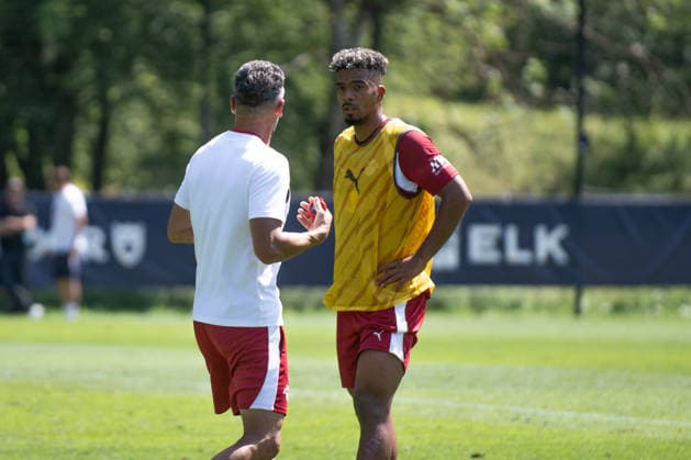 Martin Demichelis (RB Leipzig, Trainer), erklaert Benjamin Henrichs (RB Leipzig, 39) was er besser machen kann, RB Leipzig, Fussball, Trainingslager Austria, Saison Vorbereitung, Saison 2026 2027, GER, 04.08.2026, Eibner-Pressefoto Andreas Ulmer RB Leipzig, Fussball, Trainingslager Austria, Saison Vorbereitung, Saison 2026 2027, GER, 04.08.2026, Copyright: xEibner-Pressefoto AndreasxUlmerx EP_AUR