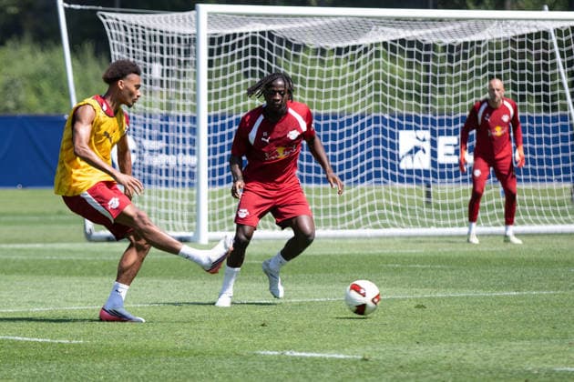 Johan Bakayoko (RB Leipzig, 11) mal in der Defensive, mit Tidiam Gomis (RB Leipzig, 27), RB Leipzig, Fussball, Trainingslager Austria, Saison Vorbereitung, Saison 2026 2027, GER, 04.08.2026, Eibner-Pressefoto Andreas Ulmer RB Leipzig, Fussball, Trainingslager Austria, Saison Vorbereitung, Saison 2026 2027, GER, 04.08.2026, Copyright: xEibner-Pressefoto AndreasxUlmerx EP_AUR