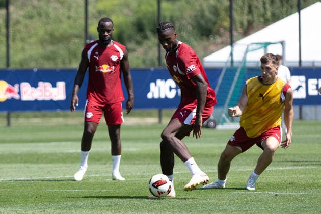 Ezechiel Banzuzi (RB Leipzig, 06) gegen Brajan Gruda (RB Leipzig, 10) RB Leipzig, Fussball, Trainingslager Austria, Saison Vorbereitung, Saison 2026 2027, GER, 04.08.2026, Eibner-Pressefoto Andreas Ulmer RB Leipzig, Fussball, Trainingslager Austria, Saison Vorbereitung, Saison 2026 2027, GER, 04.08.2026, Copyright: xEibner-Pressefoto AndreasxUlmerx EP_AUR