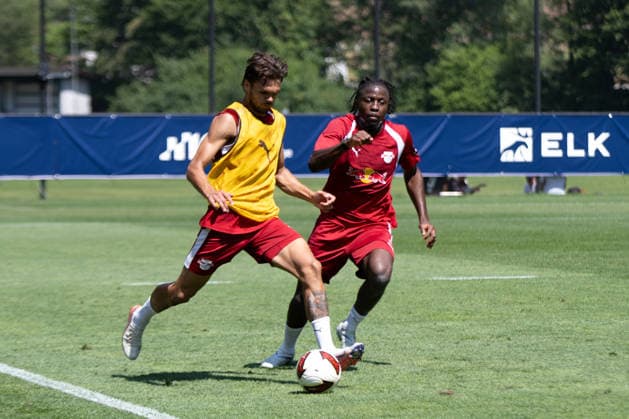 Johan Bakayoko (RB Leipzig, 11), rechts, gegen Max Finkgrafe (RB Leipzig, 35), RB Leipzig, Fussball, Trainingslager Austria, Saison Vorbereitung, Saison 2026 2027, GER, 04.08.2026, Eibner-Pressefoto Andreas Ulmer RB Leipzig, Fussball, Trainingslager Austria, Saison Vorbereitung, Saison 2026 2027, GER, 04.08.2026, Copyright: xEibner-Pressefoto AndreasxUlmerx EP_AUR