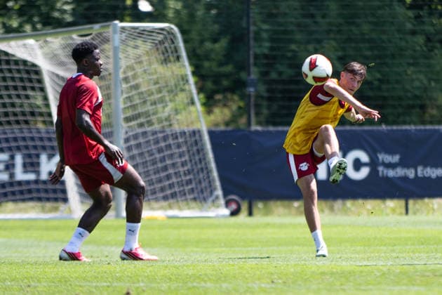 Andrija Maksimovic (RB Leipzig, 30) mit einem Volley, RB Leipzig, Fussball, Trainingslager Austria, Saison Vorbereitung, Saison 2026 2027, GER, 04.08.2026, Eibner-Pressefoto Andreas Ulmer RB Leipzig, Fussball, Trainingslager Austria, Saison Vorbereitung, Saison 2026 2027, GER, 04.08.2026, Copyright: xEibner-Pressefoto AndreasxUlmerx EP_AUR