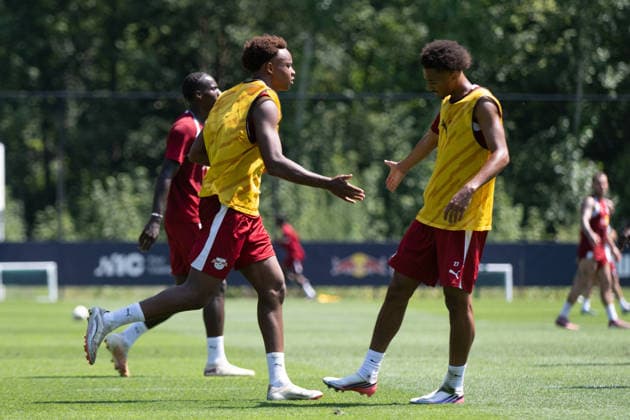 Assan Ouedraogo (RB Leipzig, 08) kltscht ab mit Tidiam Gomis (RB Leipzig, 27), RB Leipzig, Fussball, Trainingslager Austria, Saison Vorbereitung, Saison 2026 2027, GER, 04.08.2026, Eibner-Pressefoto Andreas Ulmer RB Leipzig, Fussball, Trainingslager Austria, Saison Vorbereitung, Saison 2026 2027, GER, 04.08.2026, Copyright: xEibner-Pressefoto AndreasxUlmerx EP_AUR