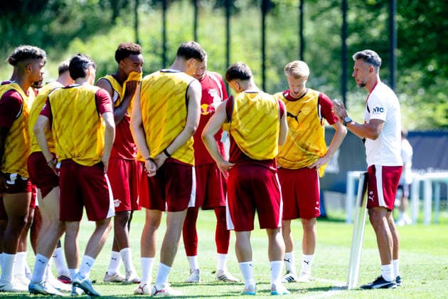 Martin Demichelis (RB Leipzig, Trainer) stimmt die Jungs von RB Leipzig auf die Trainingseinheit ein, RB Leipzig, Fussball, Trainingslager Austria, Saison Vorbereitung, Saison 2026 2027, GER, 04.08.2026, Eibner-Pressefoto Andreas Ulmer RB Leipzig, Fussball, Trainingslager Austria, Saison Vorbereitung, Saison 2026 2027, GER, 04.08.2026, Copyright: xEibner-Pressefoto AndreasxUlmerx EP_AUR