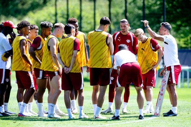 Martin Demichelis (RB Leipzig, Trainer) stimmt die Jungs von RB Leipzig auf die Trainingseinheit ein, RB Leipzig, Fussball, Trainingslager Austria, Saison Vorbereitung, Saison 2026 2027, GER, 04.08.2026, Eibner-Pressefoto Andreas Ulmer RB Leipzig, Fussball, Trainingslager Austria, Saison Vorbereitung, Saison 2026 2027, GER, 04.08.2026, Copyright: xEibner-Pressefoto AndreasxUlmerx EP_AUR