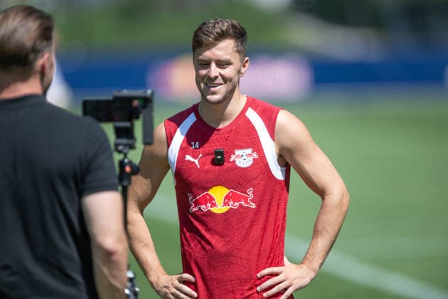 Christoph Baumgartner (RB Leipzig, 14), beim Interview, kann wieder Lachen, RB Leipzig, Fussball, Trainingslager Austria, Saison Vorbereitung, Saison 2026 2027, GER, 04.08.2026, Eibner-Pressefoto Andreas Ulmer RB Leipzig, Fussball, Trainingslager Austria, Saison Vorbereitung, Saison 2026 2027, GER, 04.08.2026, Copyright: xEibner-Pressefoto AndreasxUlmerx EP_AUR