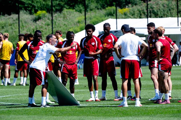 Cristian Fiel (RB Leipzig, Co Trainer) gibt taktische Vorgaben wieder, RB Leipzig, Fussball, Trainingslager Austria, Saison Vorbereitung, Saison 2026 2027, GER, 04.08.2026, Eibner-Pressefoto Andreas Ulmer RB Leipzig, Fussball, Trainingslager Austria, Saison Vorbereitung, Saison 2026 2027, GER, 04.08.2026, Copyright: xEibner-Pressefoto AndreasxUlmerx EP_AUR