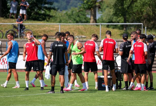 04.08.2026, Deutschland, Grassau, Fußball Bundesliga, Saison 2026 2027, Trainingslager VfB Stuttgart, Hitze, Trinken, Trinkpause, Wasser, links Grischa Prömel, mitte Ermedin Demirovic, rechts Jeff Chabot