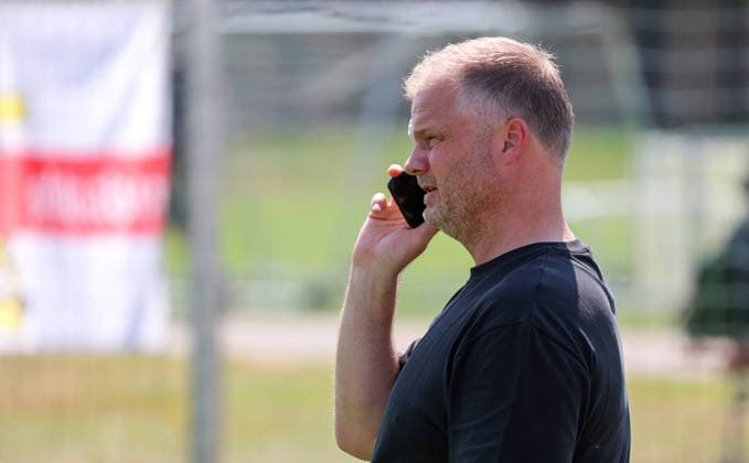 04.08.2026, Deutschland, Grassau, Fußball Bundesliga, Saison 2026 2027, Trainingslager VfB Stuttgart, Vorstand Fabian Wohlgemuth am Telefon