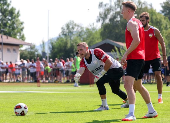 04.08.2026, Deutschland, Grassau, Fußball Bundesliga, Saison 2026 2027, Trainingslager VfB Stuttgart, v.l. Marius Funk, Chris Führich, Jovan Milosevic