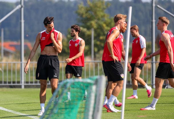 04.08.2026, Deutschland, Grassau, Fußball Bundesliga, Saison 2026 2027, Trainingslager VfB Stuttgart, v.l. Atakan Karazor, Finn Jeltsch, Chris Führich