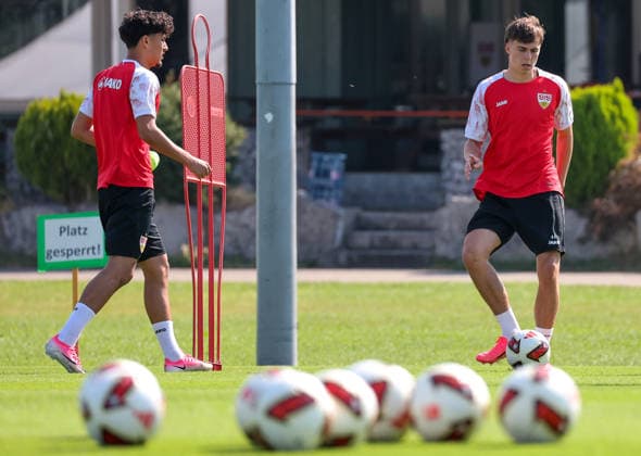 04.08.2026, Deutschland, Grassau, Fußball Bundesliga, Saison 2026 2027, Trainingslager VfB Stuttgart, v.l. Ertugrul Yigit, Leo Sauer