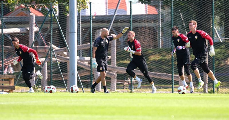 04.08.2026, Deutschland, Grassau, Fußball Bundesliga, Saison 2026 2027, Trainingslager VfB Stuttgart, v.l. Fabian Bredlow, Torwart-Trainer Steffen Krebs, Marius Funk, Stefan Drljaca, Jerik von der Felsen
