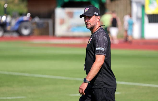 04.08.2026, Deutschland, Grassau, Fußball Bundesliga, Saison 2026 2027, Trainingslager VfB Stuttgart, VfB Trainer Sebastian Hoeneß