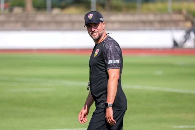 04.08.2026, Deutschland, Grassau, Fußball Bundesliga, Saison 2026 2027, Trainingslager VfB Stuttgart, VfB Trainer Sebastian Hoeneß