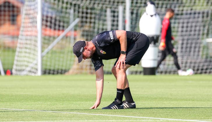 04.08.2026, Deutschland, Grassau, Fußball Bundesliga, Saison 2026 2027, Trainingslager VfB Stuttgart, VfB Trainer Sebastian Hoeneß prüft den Rasen