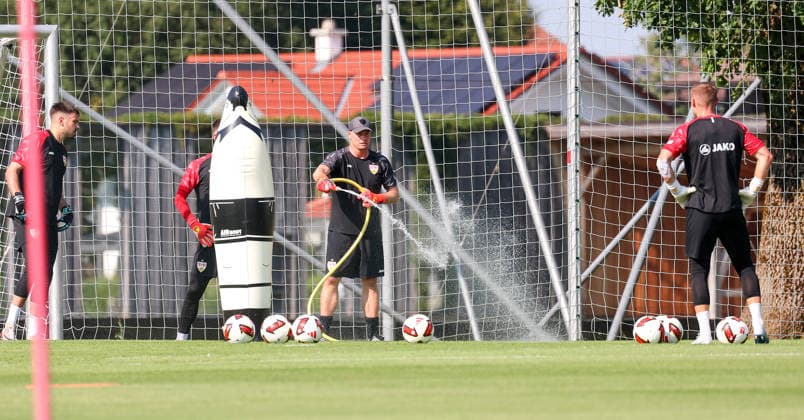 04.08.2026, Deutschland, Grassau, Fußball Bundesliga, Saison 2026 2027, Trainingslager VfB Stuttgart, Torwart-Trainer Kai Rabe wässert den Rasen