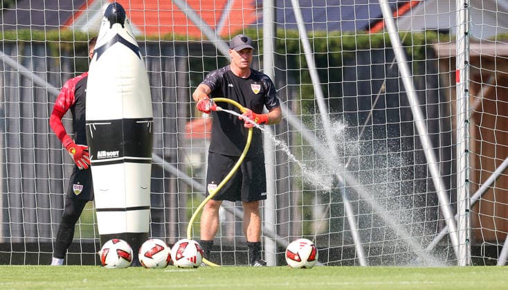 04.08.2026, Deutschland, Grassau, Fußball Bundesliga, Saison 2026 2027, Trainingslager VfB Stuttgart, Torwart-Trainer Kai Rabe wässert den Rasen