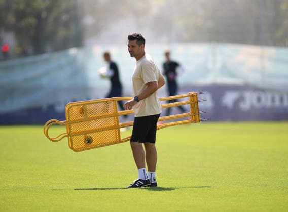 Fussball, Herren, Regionalliga Bayern, Saison 2026 2027, TSV 1860 München, Training Alper Kayabunar, Trainer (TSV 1860 München) trägt einige Dummys über den Trainingsplatz, Aufbau