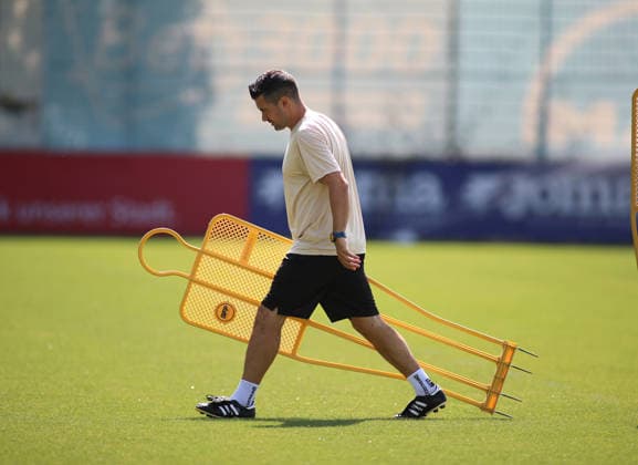 Fussball, Herren, Regionalliga Bayern, Saison 2026 2027, TSV 1860 München, Training Alper Kayabunar, Trainer (TSV 1860 München) trägt einige Dummys über den Trainingsplatz, Aufbau
