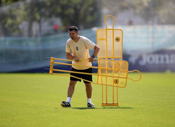 Fussball, Herren, Regionalliga Bayern, Saison 2026 2027, TSV 1860 München, Training Alper Kayabunar, Trainer (TSV 1860 München) trägt einige Dummys über den Trainingsplatz, Aufbau