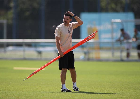 Fussball, Herren, Regionalliga Bayern, Saison 2026 2027, TSV 1860 München, Training Alper Kayabunar, Trainer (TSV 1860 München) mit einigen Stangen in der Hand und Griff an den Kopf, überlgen, nachdenken, nachdenklich