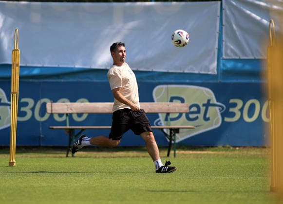 Fussball, Herren, Regionalliga Bayern, Saison 2026 2027, TSV 1860 München, Training Alper Kayabunar, Trainer (TSV 1860 München) mit Blick auf den Ball