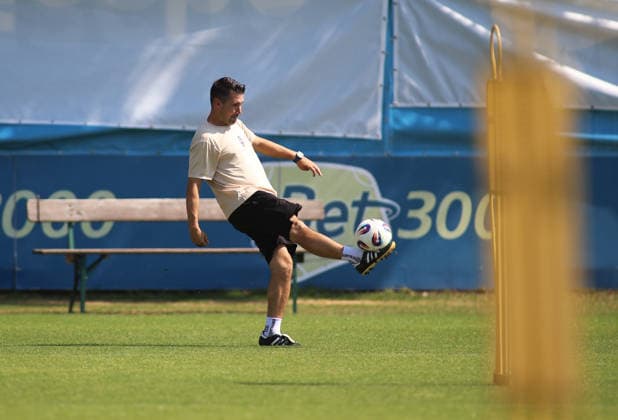 Fussball, Herren, Regionalliga Bayern, Saison 2026 2027, TSV 1860 München, Training Alper Kayabunar, Trainer (TSV 1860 München) nimmt einen Ball mit dem Fuss an