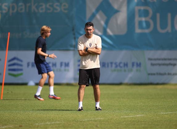 Fussball, Herren, Regionalliga Bayern, Saison 2026 2027, TSV 1860 München, Training Alper Kayabunar, Trainer (TSV 1860 München) stehend mit verschränkten Armen auf dem Trainingsplatz