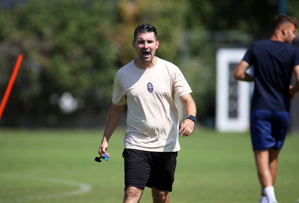 Fussball, Herren, Regionalliga Bayern, Saison 2026 2027, TSV 1860 München, Training Alper Kayabunar, Trainer (TSV 1860 München) aufgebracht, rufen, schreien, lauter werden, Mund offen