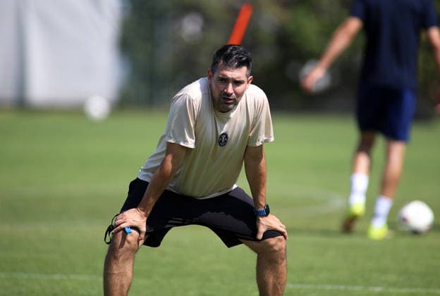 Fussball, Herren, Regionalliga Bayern, Saison 2026 2027, TSV 1860 München, Training Alper Kayabunar, Trainer (TSV 1860 München) nach vorne gebeugt, beobachtet das Training, konzentriert