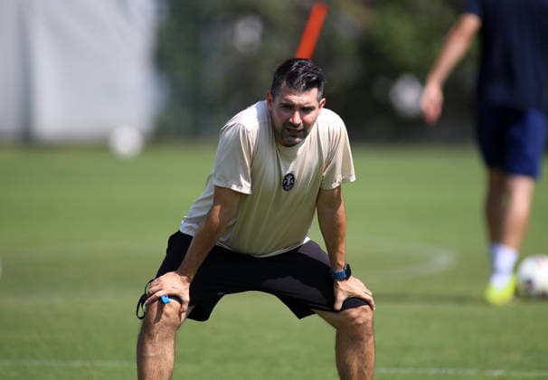 Fussball, Herren, Regionalliga Bayern, Saison 2026 2027, TSV 1860 München, Training Alper Kayabunar, Trainer (TSV 1860 München) nach vorne gebeugt, beobachtet das Training, konzentriert