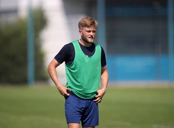 Fussball, Herren, Regionalliga Bayern, Saison 2026 2027, TSV 1860 München, Training Matthew Collins (TSV 1860 München) stehend mit Leibchen auf dem Trainingsplatz
