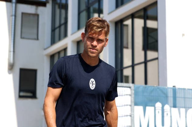 Fussball, Herren, Regionalliga Bayern, Saison 2026 2027, TSV 1860 München, Training Florian Niederlechner (TSV 1860 München) auf dem Weg zum Trainingsplatz, Kopf, Oberkörper