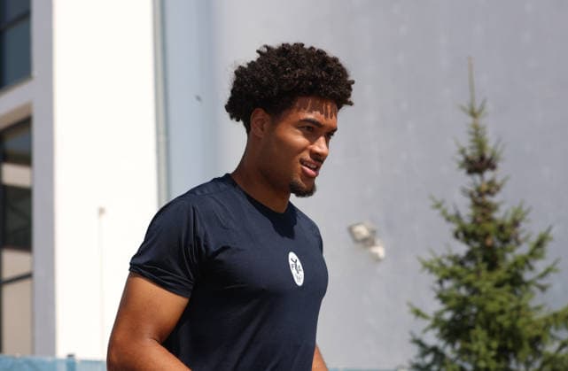 Fussball, Herren, Regionalliga Bayern, Saison 2026 2027, TSV 1860 München, Training Arian Ortivero Calderon (TSV 1860 München) auf dem Weg zum Trainingsplatz, Kopf, Oberkörper