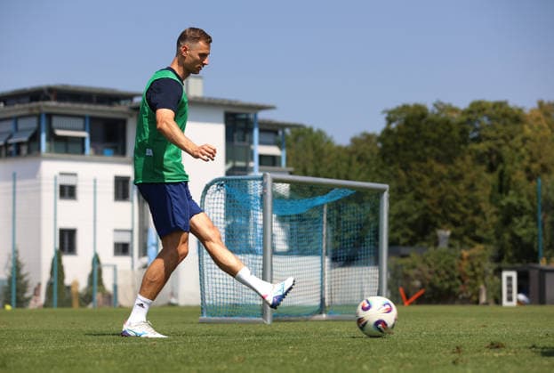 Fussball, Herren, Regionalliga Bayern, Saison 2026 2027, TSV 1860 München, Training Dennis Dressel (TSV 1860 München) spielt einen Ball