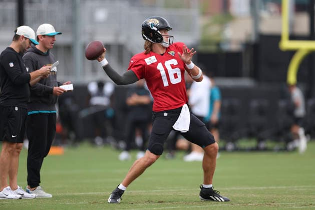 JACKSONVILLE, FL - AUGUST 04: Jacksonville Jaguars quarterback Trevor Lawrence (16) works on a drill during training camp on August 4, 2026 at the Miller Electric Center in Jacksonville, Fl. (Photo by David Rosenblum Icon Sportswire) NFL, American Football Herren, USA AUG 04 Jaguars Training Camp EDITORIAL USE ONLY Icon260804229777