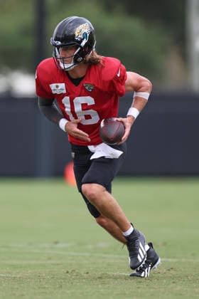 JACKSONVILLE, FL - AUGUST 04: Jacksonville Jaguars quarterback Trevor Lawrence (16) works on a drill during training camp on August 4, 2026 at the Miller Electric Center in Jacksonville, Fl. (Photo by David Rosenblum Icon Sportswire) NFL, American Football Herren, USA AUG 04 Jaguars Training Camp EDITORIAL USE ONLY Icon260804229788