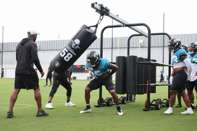 JACKSONVILLE, FL - AUGUST 04: Jacksonville Jaguars running back LeQuint Allen Jr. (5) works on a drill during training camp on August 4, 2026 at the Miller Electric Center in Jacksonville, Fl. (Photo by David Rosenblum Icon Sportswire) NFL, American Football Herren, USA AUG 04 Jaguars Training Camp EDITORIAL USE ONLY Icon260804229804