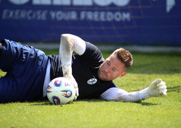 Fussball, Herren, Regionalliga Bayern, Saison 2026 2027, TSV 1860 München, Training Vitus Eicher (TSV 1860 München) liegend auf dem Rasen mit einem Ball an der rechten Hand