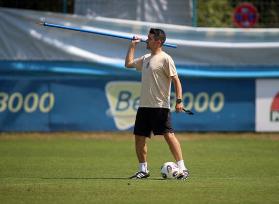 Fussball, Herren, Regionalliga Bayern, Saison 2026 2027, TSV 1860 München, Training Alper Kayabunar, Trainer (TSV 1860 München) mit einer Stange in der Hand