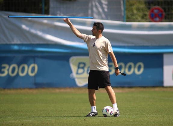 Fussball, Herren, Regionalliga Bayern, Saison 2026 2027, TSV 1860 München, Training Alper Kayabunar, Trainer (TSV 1860 München) wirft eine Stange über den Trainingsplatz, Speerwurf