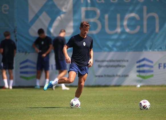 Fussball, Herren, Regionalliga Bayern, Saison 2026 2027, TSV 1860 München, Training Florian Niederlechner (TSV 1860 München) spielt einen Ball