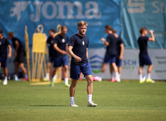 Fussball, Herren, Regionalliga Bayern, Saison 2026 2027, TSV 1860 München, Training Matthew Collins (TSV 1860 München) geht über den Trainingsplatz